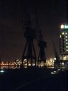 Kräne in den Docklands bei Nacht.