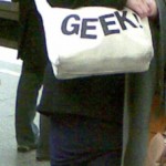 Mädchen mit einer Tasche auf der Geek! steht