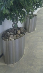 Steine im Blumen/Pflanzentrog am Flughafen LCY