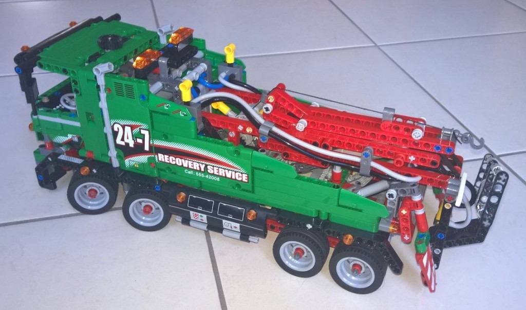 Abschleppwagen Lego Technic 42008 auf Fliesen