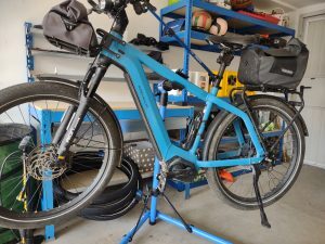 Blaues Fahrrad im Reparaturständer