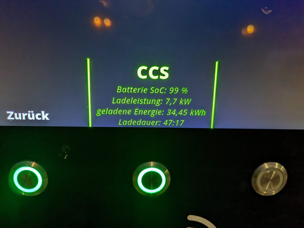 CCS Display, das eine 99% geladene Batterie zeigt.